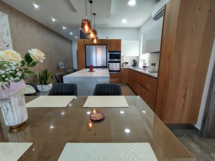 Image No.5-3 Bed Property for sale