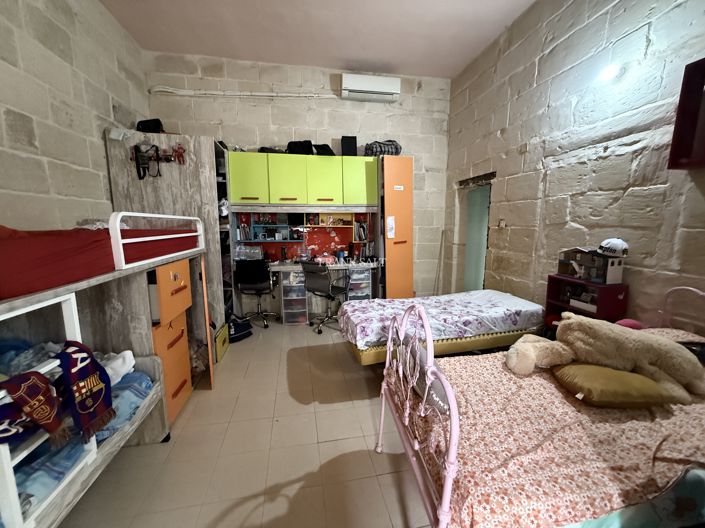 Image No.7-4 Bed Property for sale