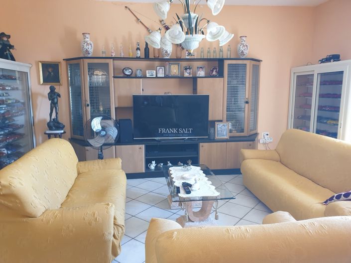 Image No.2-Propriété de 6 chambres à vendre à Marsaskala
