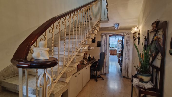 Image No.2-4 Bed Property for sale