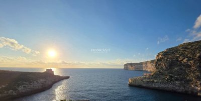 1 - Xlendi, Property