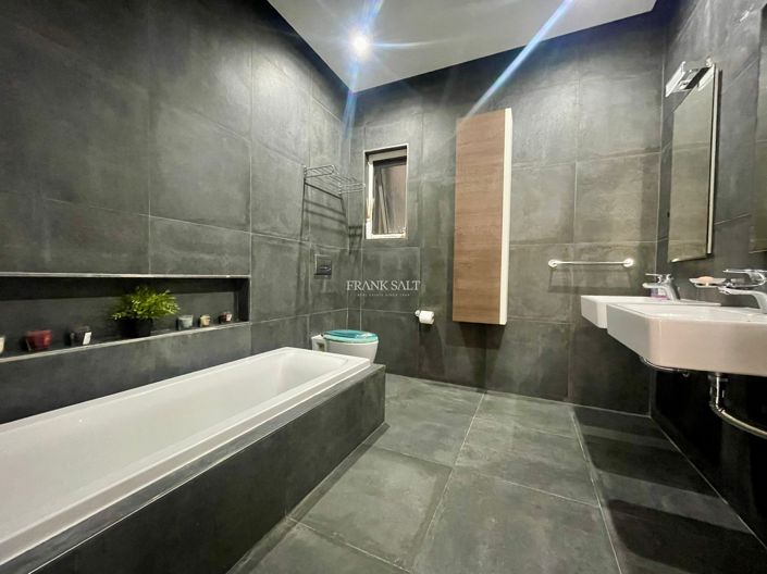 Image No.12-3 Bed Property for sale