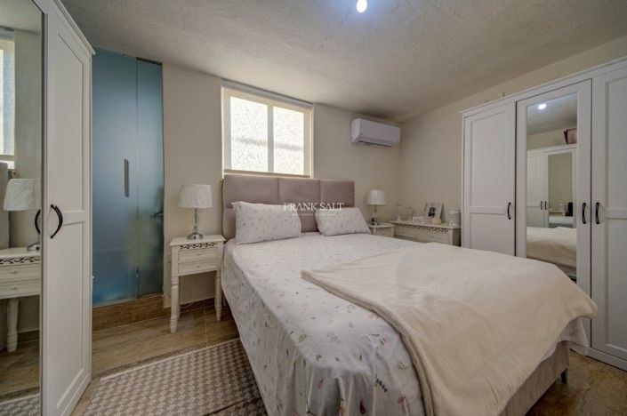 Image No.12-5 Bed Property for sale