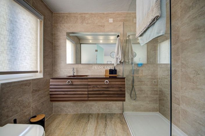 Image No.15-5 Bed Property for sale