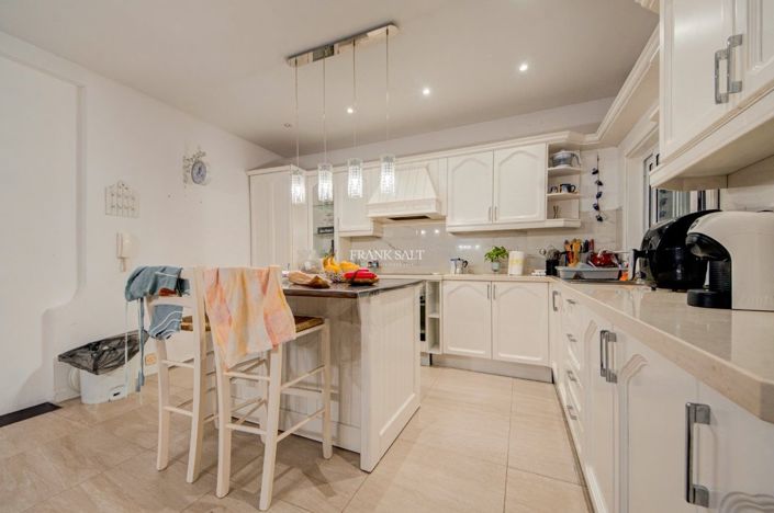 Image No.28-5 Bed Property for sale