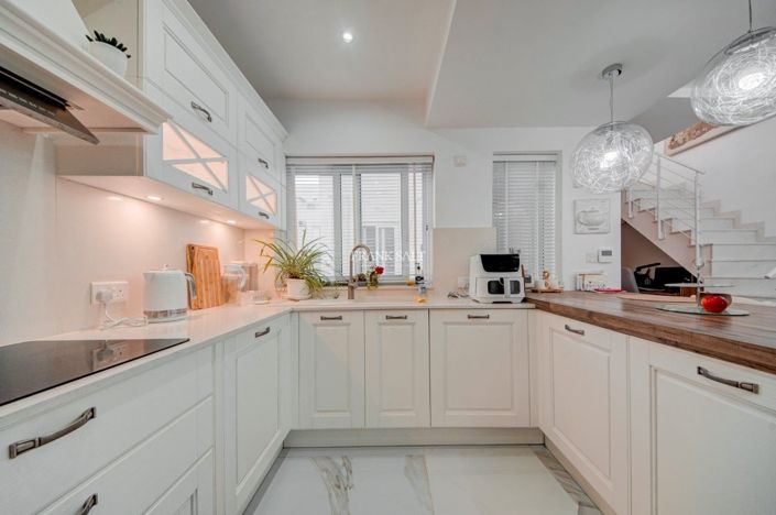 Image No.6-5 Bed Property for sale
