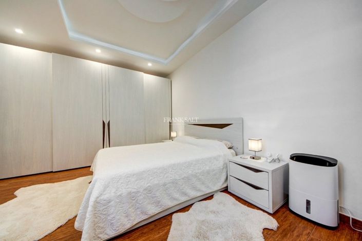 Image No.11-3 Bed Property for sale