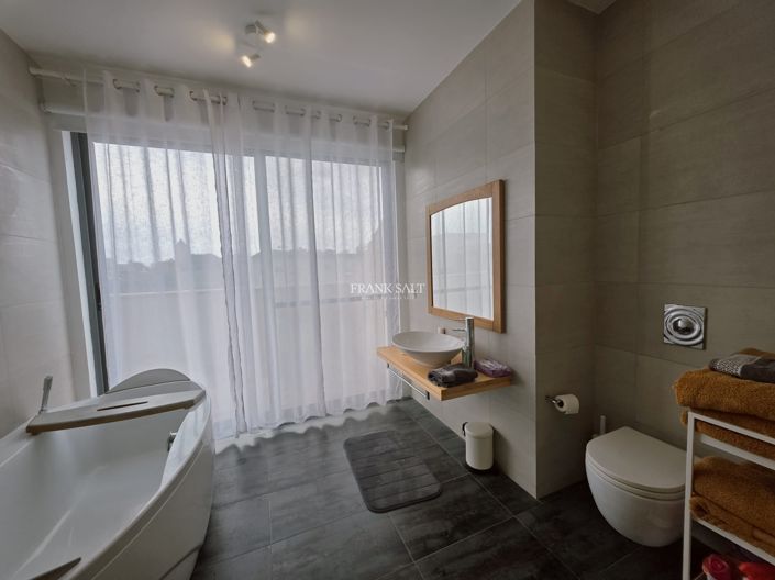 Image No.6-3 Bed Property for sale
