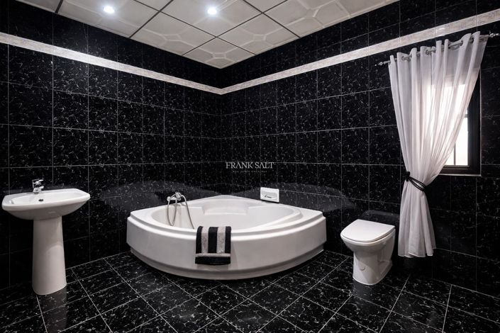 Image No.8-3 Bed Property for sale