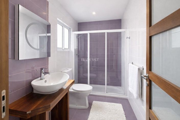 Image No.10-3 Bed Property for sale