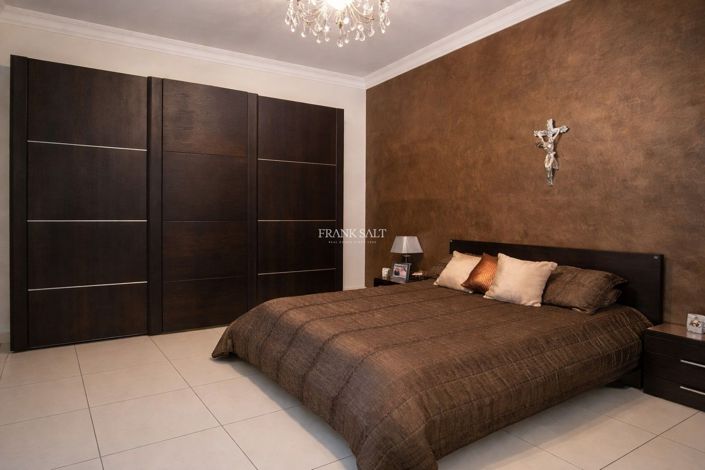Image No.4-3 Bed Property for sale