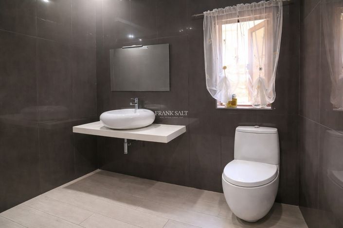Image No.9-3 Bed Property for sale