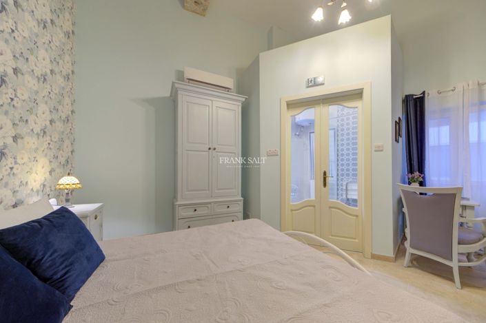 Image No.12-4 Bed Property for sale