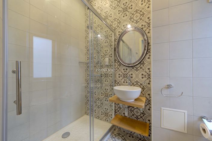 Image No.20-4 Bed Property for sale