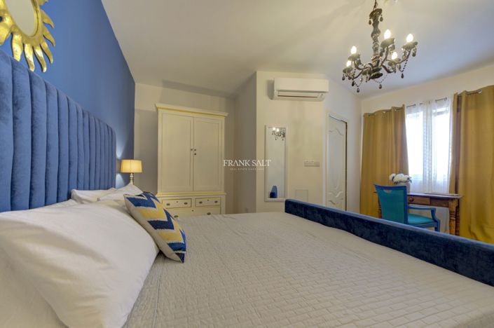 Image No.6-4 Bed Property for sale