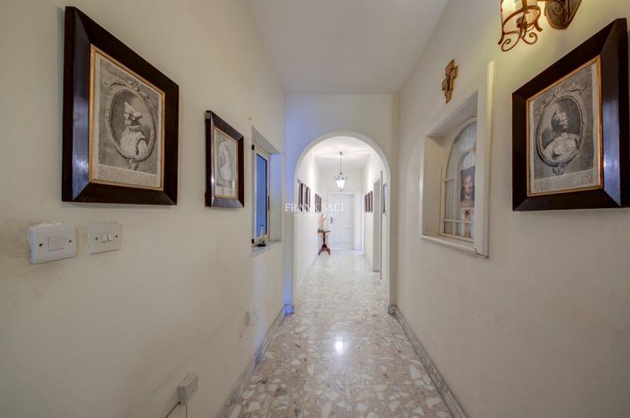 Image No.14-3 Bed Property for sale