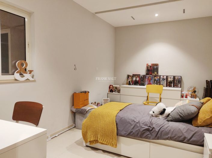 Image No.9-2 Bed Property for sale