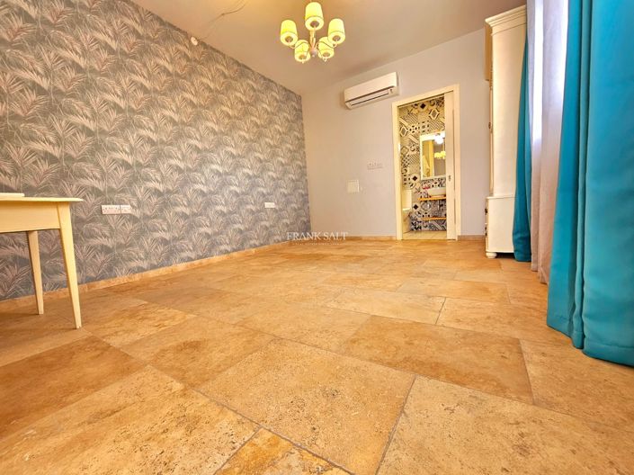 Image No.12-7 Bed Property for sale