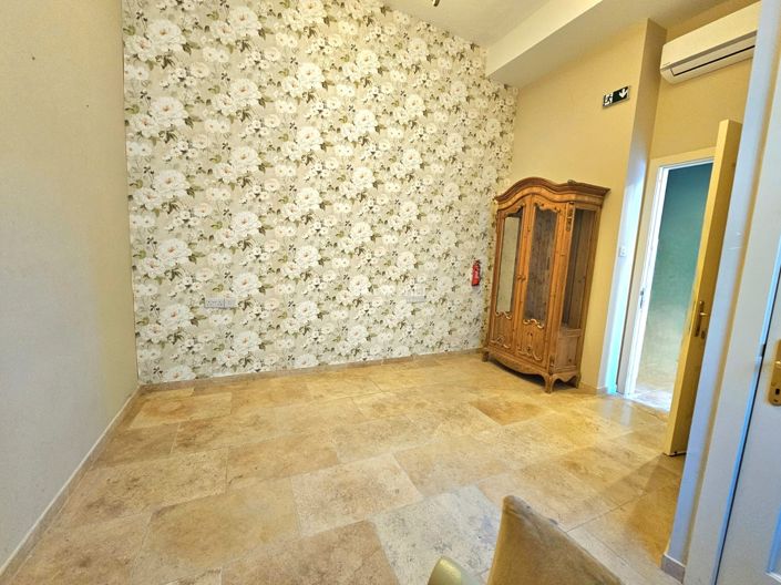 Image No.7-7 Bed Property for sale