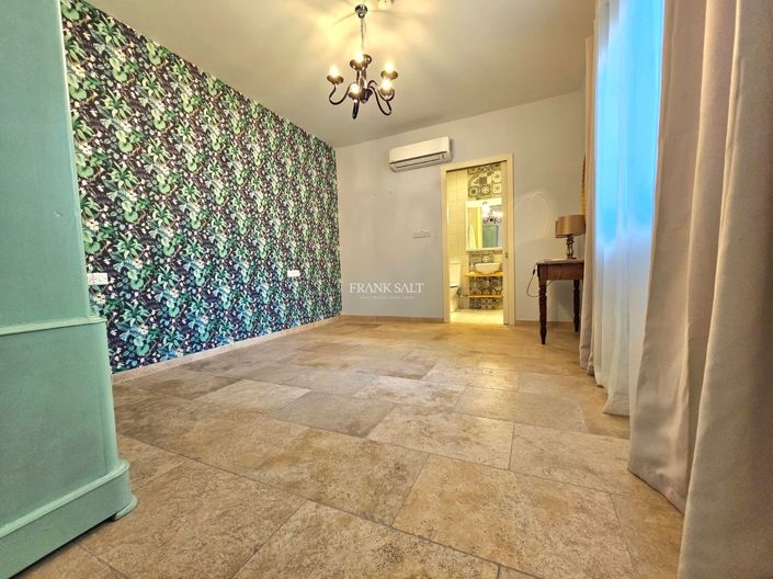 Image No.9-7 Bed Property for sale