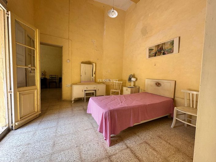 Image No.10-3 Bed Property for sale