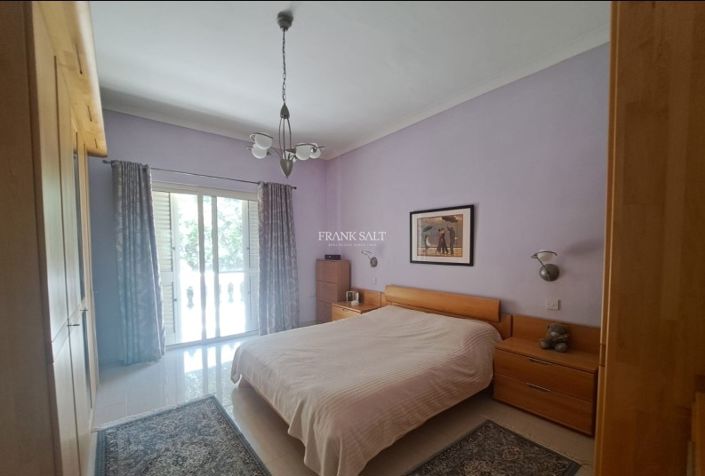 Image No.10-5 Bed Property for sale