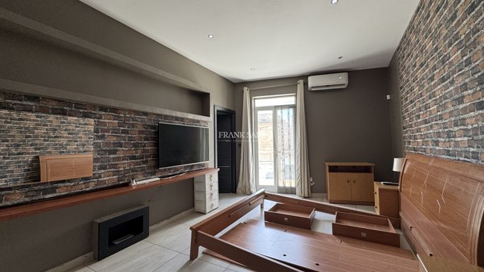 Image No.10-3 Bed Property for sale
