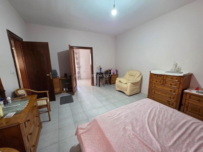 Image No.12-3 Bed Property for sale