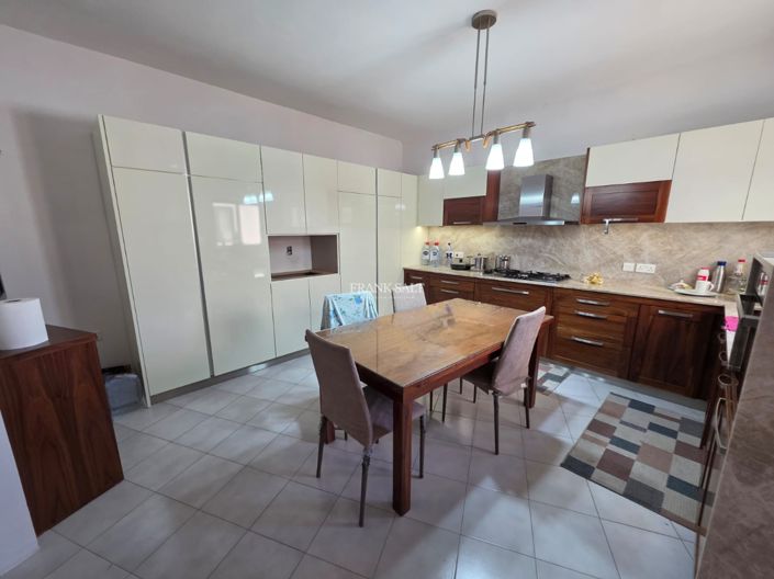 Image No.6-3 Bed Property for sale