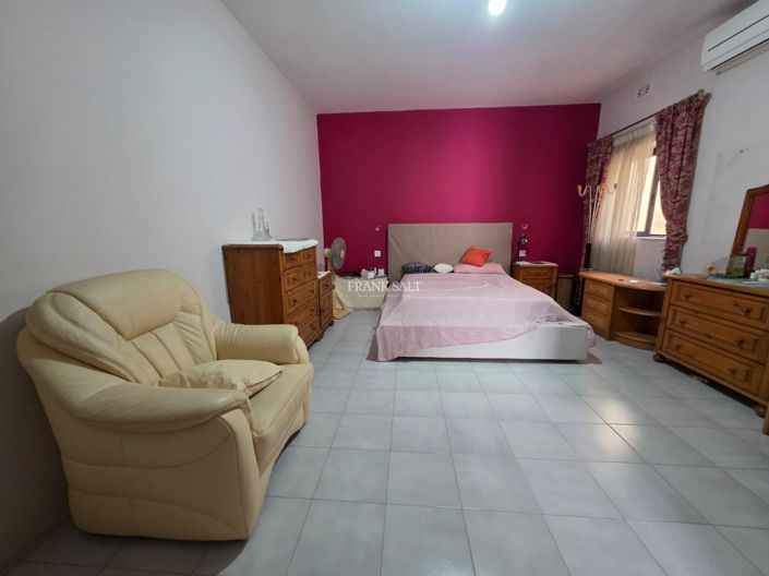 Image No.8-3 Bed Property for sale