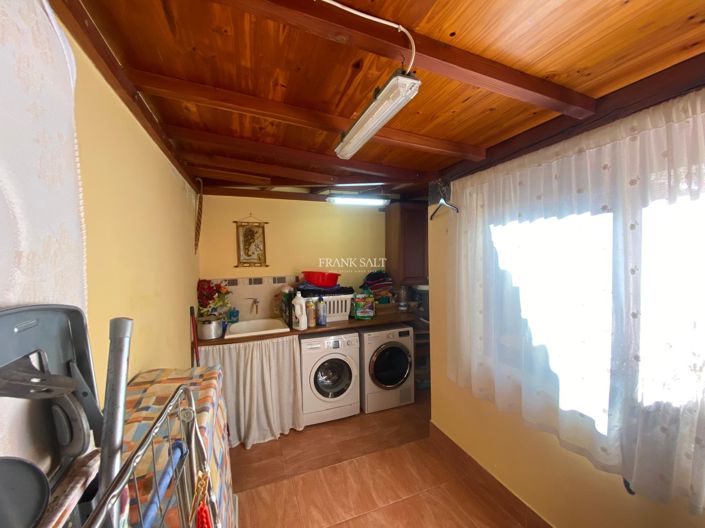 Image No.12-3 Bed Property for sale