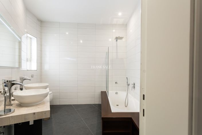 Image No.11-3 Bed Property for sale