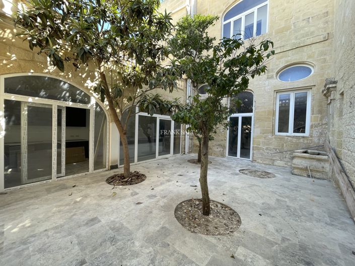 Image No.2-Propriété de 4 chambres à vendre à Luqa