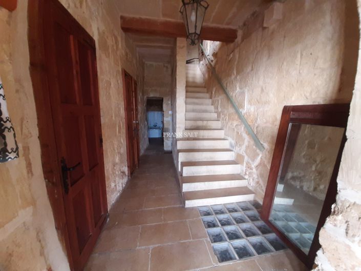 Image No.8-7 Bed Property for sale