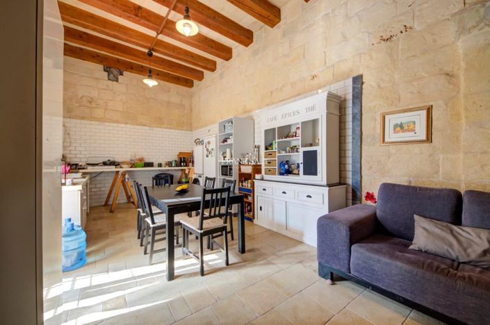 Image No.2-6 Bed Property for sale