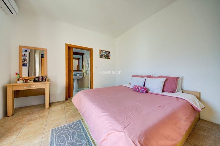 Image No.11-2 Bed Property for sale