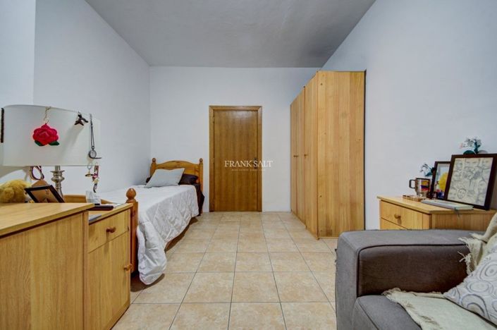 Image No.12-2 Bed Property for sale