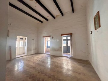1 - Floriana, Property
