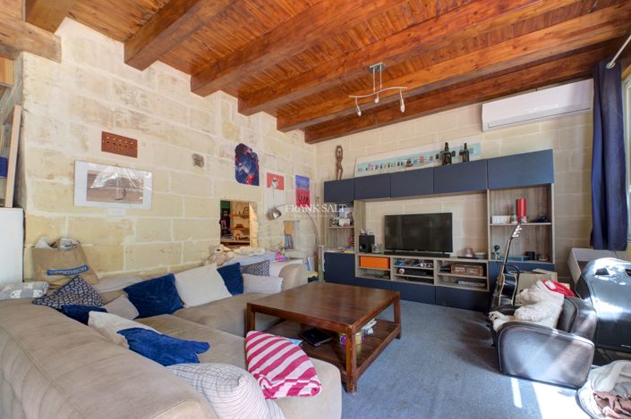 Image No.18-5 Bed Property for sale