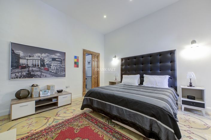 Image No.7-5 Bed Property for sale