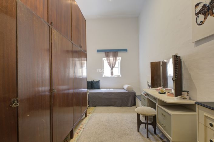 Image No.8-5 Bed Property for sale