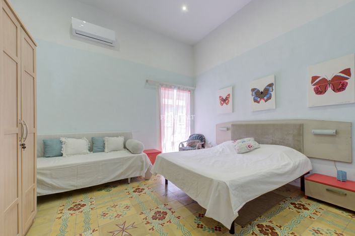Image No.9-5 Bed Property for sale