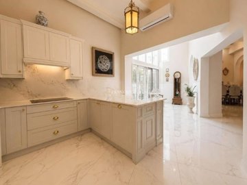 1 - Qormi, Property