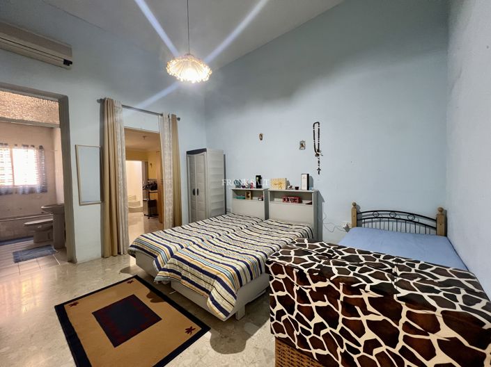 Image No.11-3 Bed Property for sale
