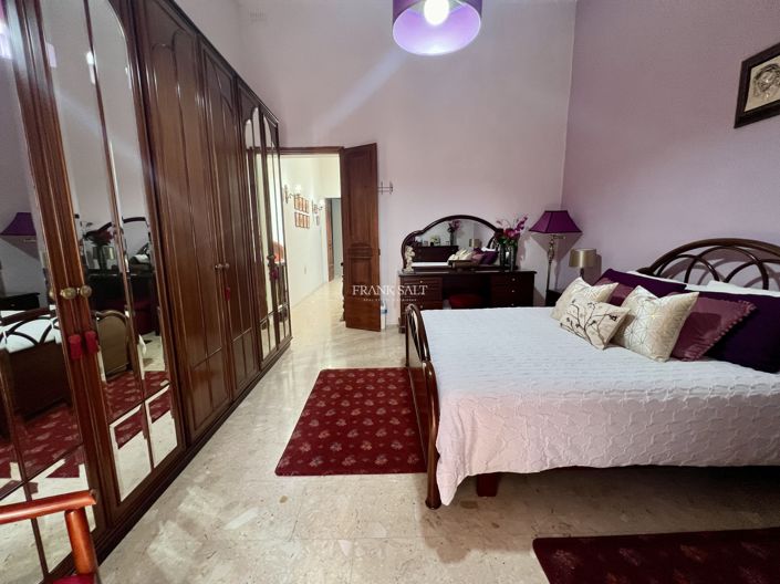 Image No.12-3 Bed Property for sale