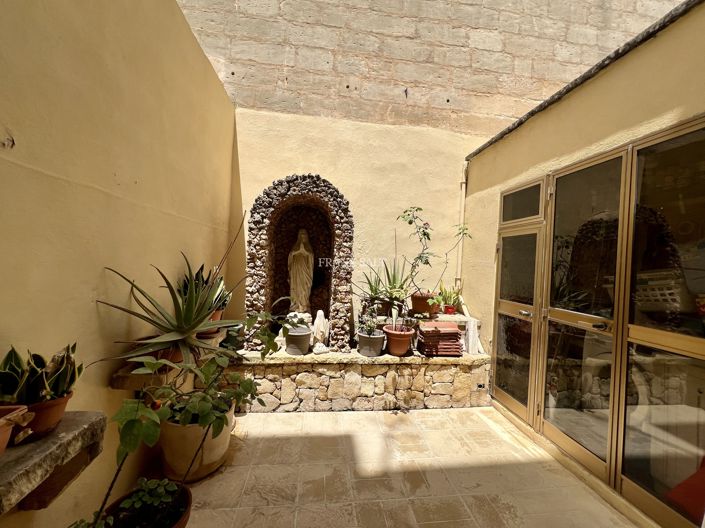 Image No.15-3 Bed Property for sale