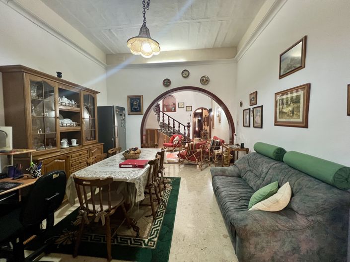 Image No.8-3 Bed Property for sale