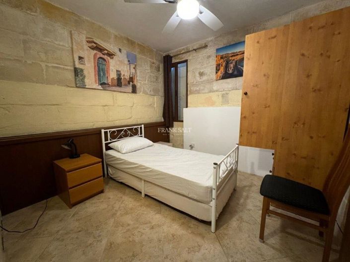 Image No.12-5 Bed Property for sale