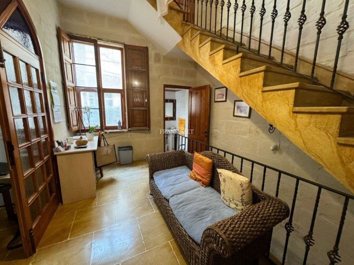 Image No.8-5 Bed Property for sale
