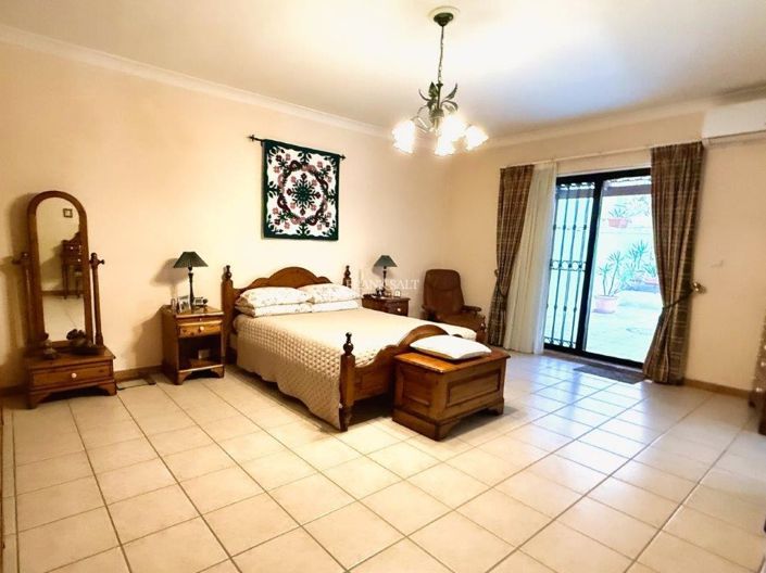 Image No.11-3 Bed Property for sale